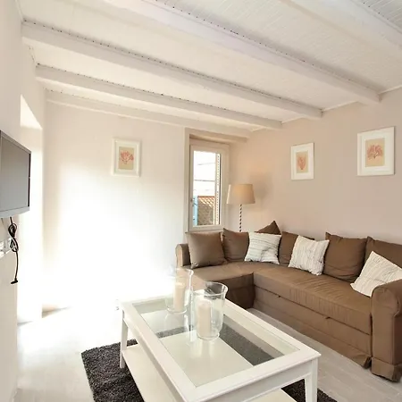 Sleeps 3 * Moltrasio