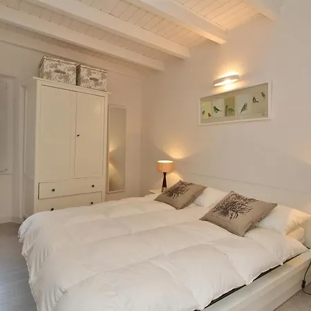 Sleeps 3 Moltrasio